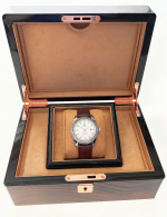 Pruun käevõru kaunistusega kell