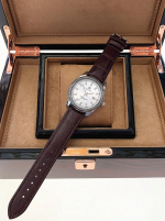 Pruun käevõru kaunistusega kell