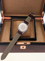 Pruun käevõru kaunistusega kell