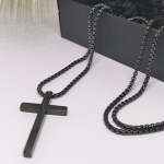 Must kaelakee "Rist"