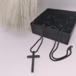 Must kaelakee "Rist"