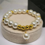 Klaashelmestest käevõru kuldsete aktsentidega „Pärlite elegants“