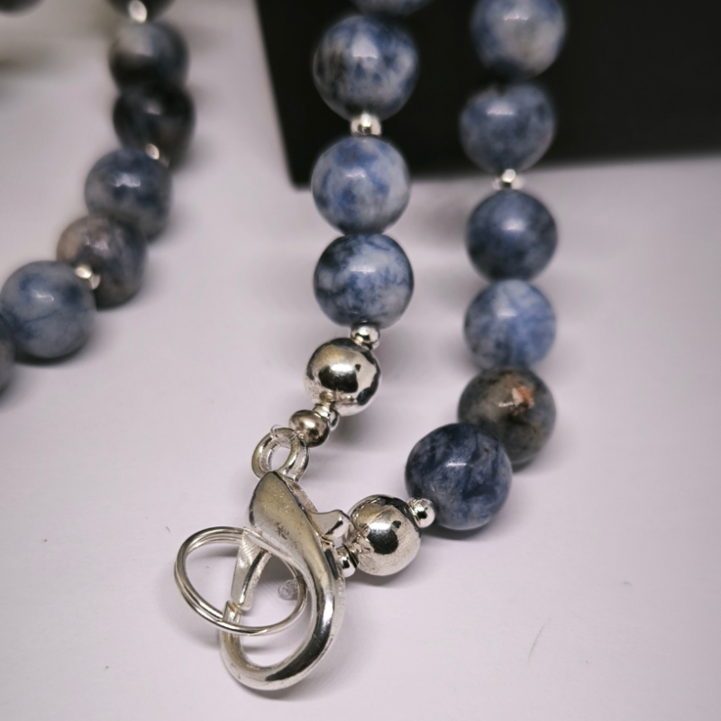 Käsitöö kaelakee „Täpiline sinine jaspis“