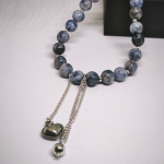 Käsitöö kaelakee „Täpiline sinine jaspis“