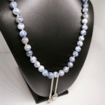 Käsitöö kaelakee „Täpiline sinine jaspis“