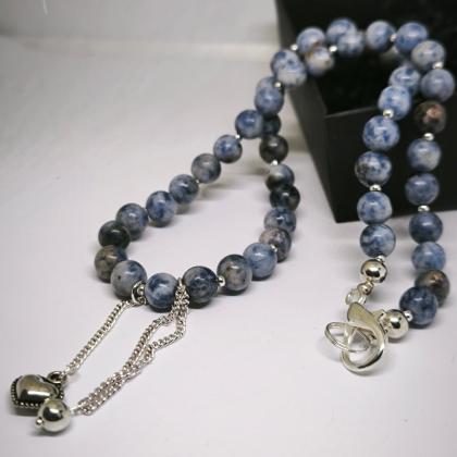 Käsitöö kaelakee „Täpiline sinine jaspis“