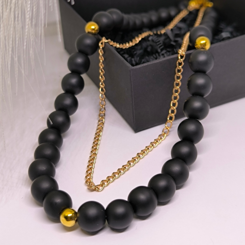 Käsitööna valminud kaelakee „Oonüksi elegants“