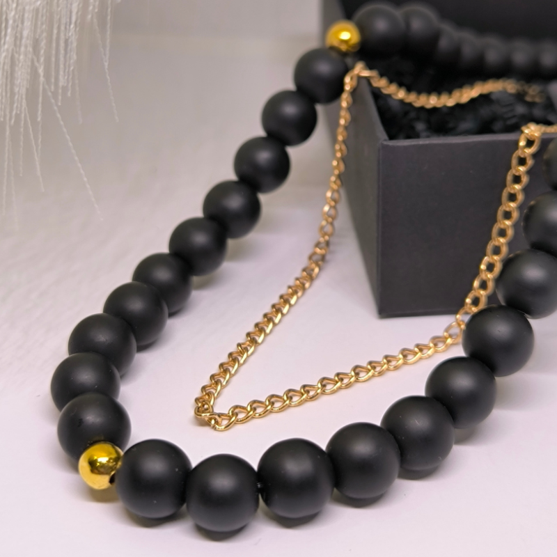 Käsitööna valminud kaelakee „Oonüksi elegants“