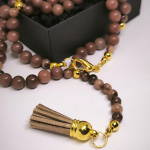 Käsitööna valminud kaelakee „Pruun aventuriin ja ahhaat“