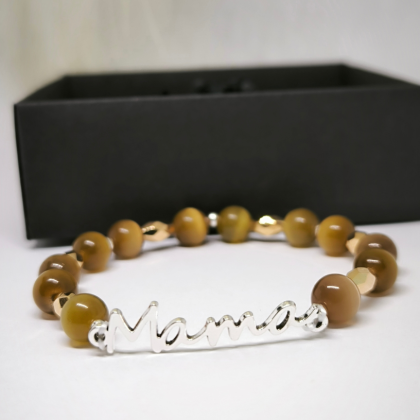 Käsitööna valminud käevõru „Mama“