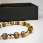 Käsitööna valminud käevõru „Mama“