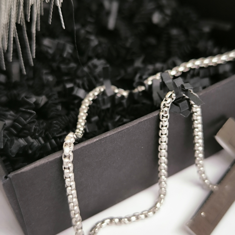 Klassikaline meeste roostevabast terasest rist