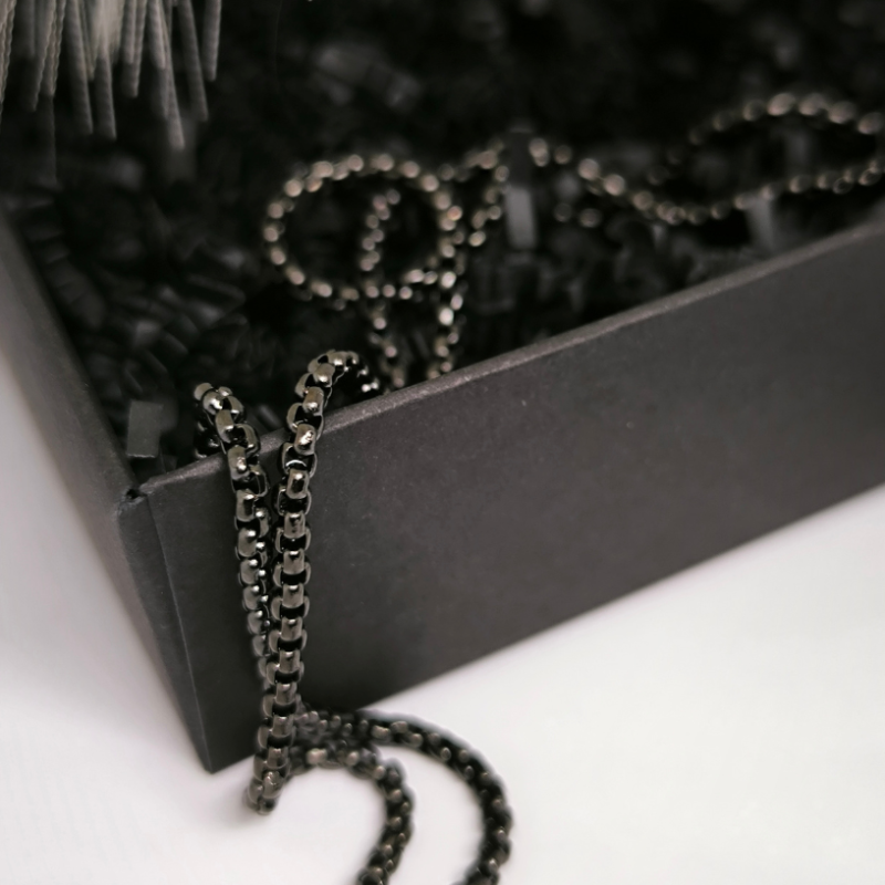 Meeste kaelakee „Pimeduse sümbol“