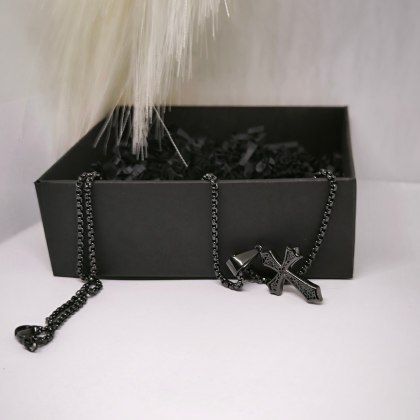 Tumeda stiiliga ornamendiga rist meestele