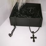 Tumeda stiiliga ornamendiga rist meestele