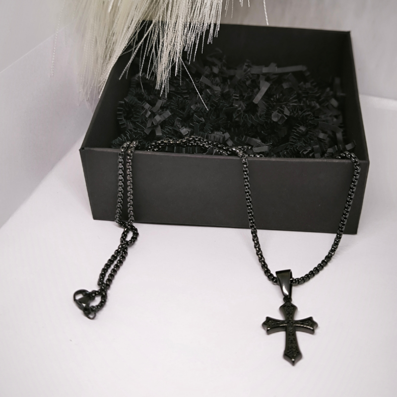 Tumeda stiiliga ornamendiga rist meestele