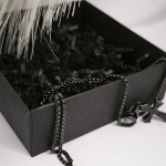 Tumeda stiiliga ornamendiga rist meestele