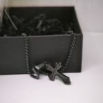 Tumeda stiiliga ornamendiga rist meestele