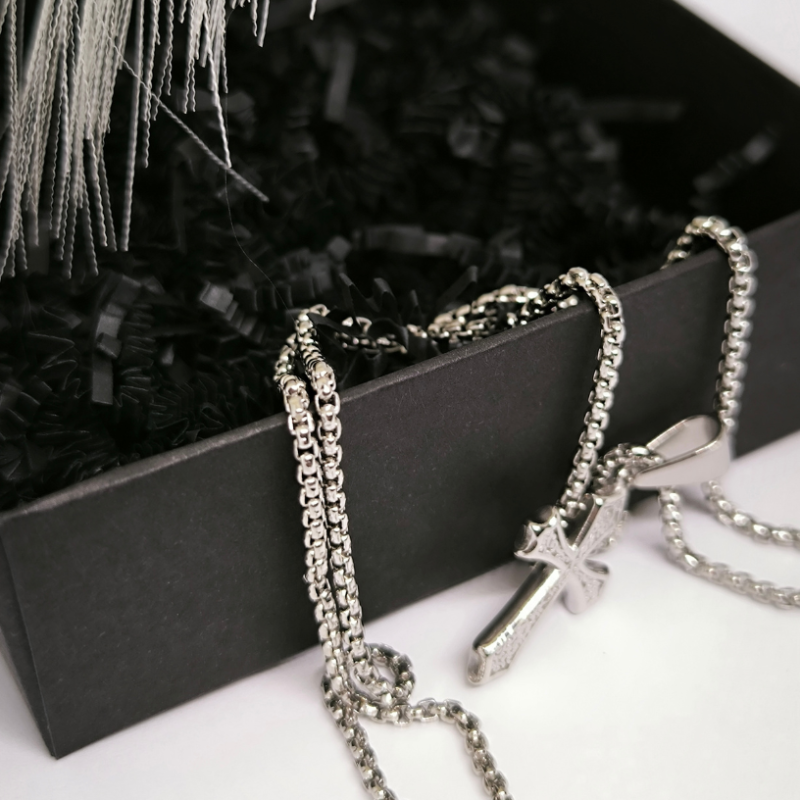 Ristimotiividega meeste kaelakee