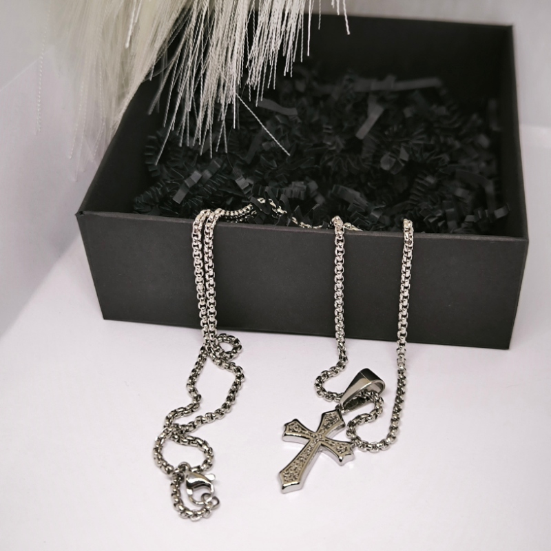 Ristimotiividega meeste kaelakee