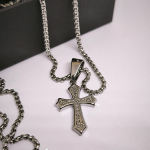 Ristimotiividega meeste kaelakee