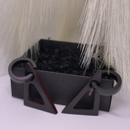 Tai stiilis kõrvarõngad „Kolmnurga saladus“