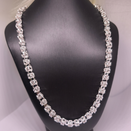 Kaelakee „Hõbesõlm“