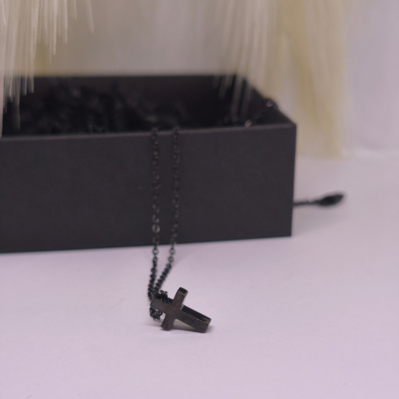 Kaelakee „Must ristike“