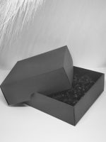 Must kingituse karp kuldse lindiga