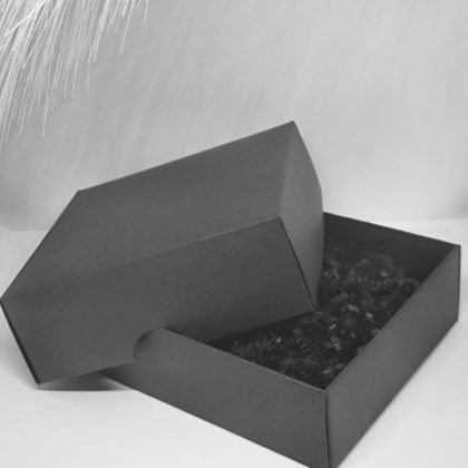 Must kingituse karp kuldse lindiga