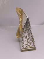 Valge kingituse karp kuldsete ornamentide ja lindiga