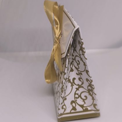 Valge kingituse karp kuldsete ornamentide ja lindiga