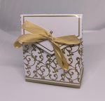 Valge kingituse karp kuldsete ornamentide ja lindiga