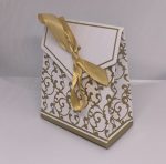 Valge kingituse karp kuldsete ornamentide ja lindiga