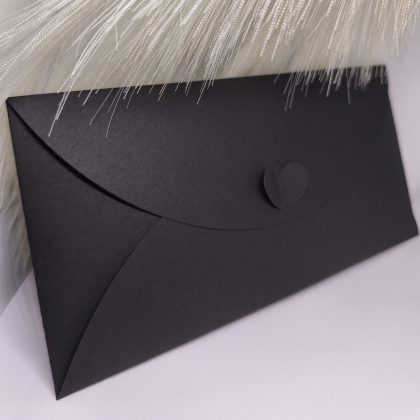 Must kinketasku südamekujulise kinnitusega