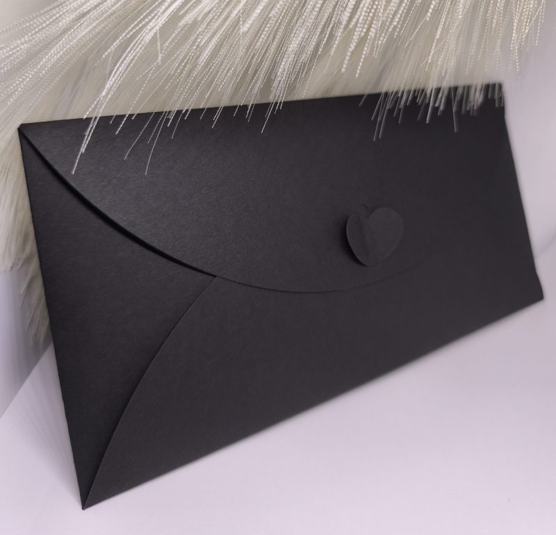 Must kinketasku südamekujulise kinnitusega