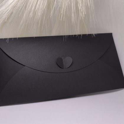 Must kinketasku südamekujulise kinnitusega