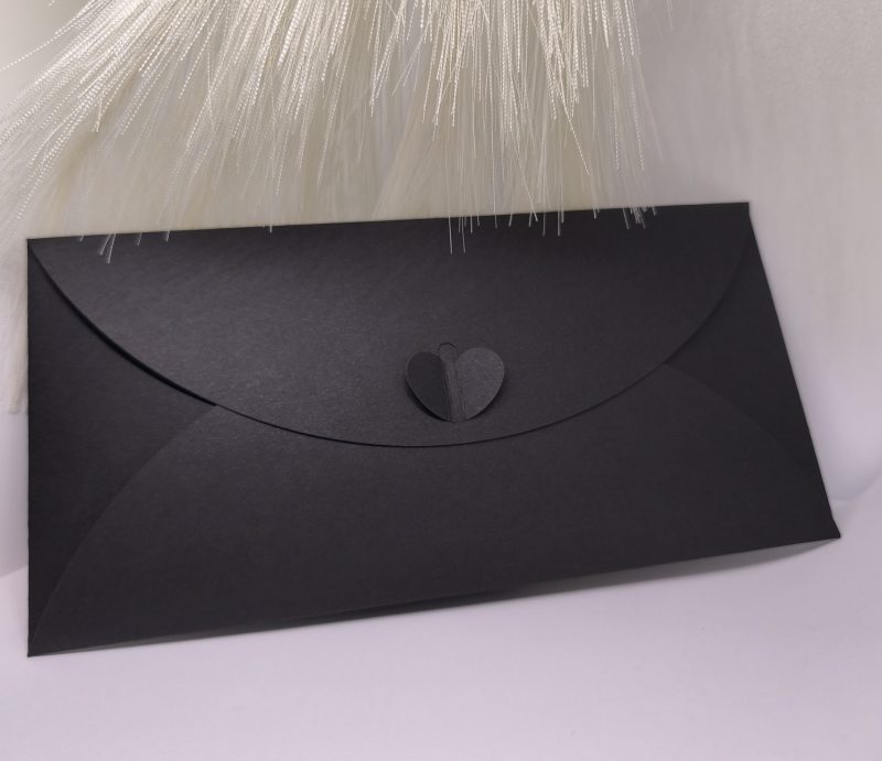 Must kinketasku südamekujulise kinnitusega