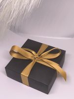 Must kingituse karp kuldse lindiga