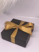 Must kingituse karp kuldse lindiga