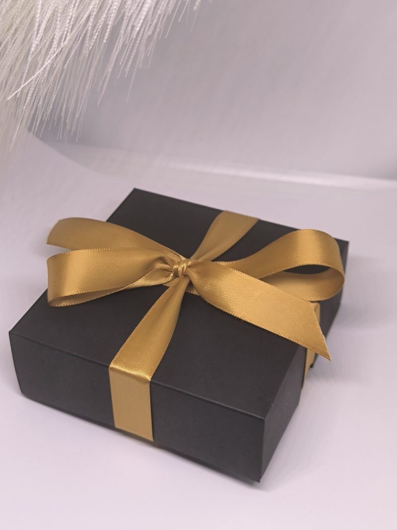 Must kingituse karp kuldse lindiga