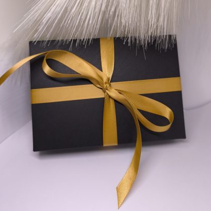 Must kinkekarp kuldse lindiga 163 x 117 x 34 mm