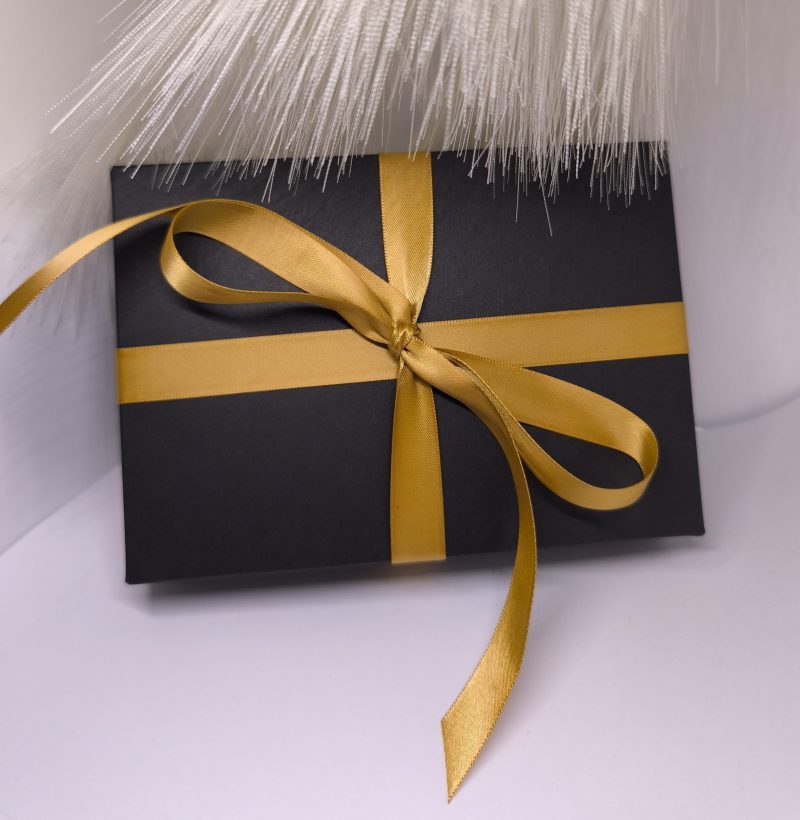 Must kinkekarp kuldse lindiga 163 x 117 x 34 mm