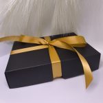 Must kinkekarp kuldse lindiga 163 x 117 x 34 mm