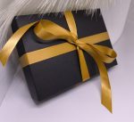 Must kinkekarp kuldse lindiga 163 x 117 x 34 mm