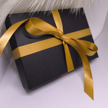 Must kinkekarp kuldse lindiga 163 x 117 x 34 mm