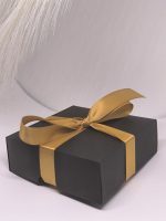 Must kingituse karp kuldse lindiga