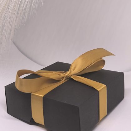 Must kingituse karp kuldse lindiga