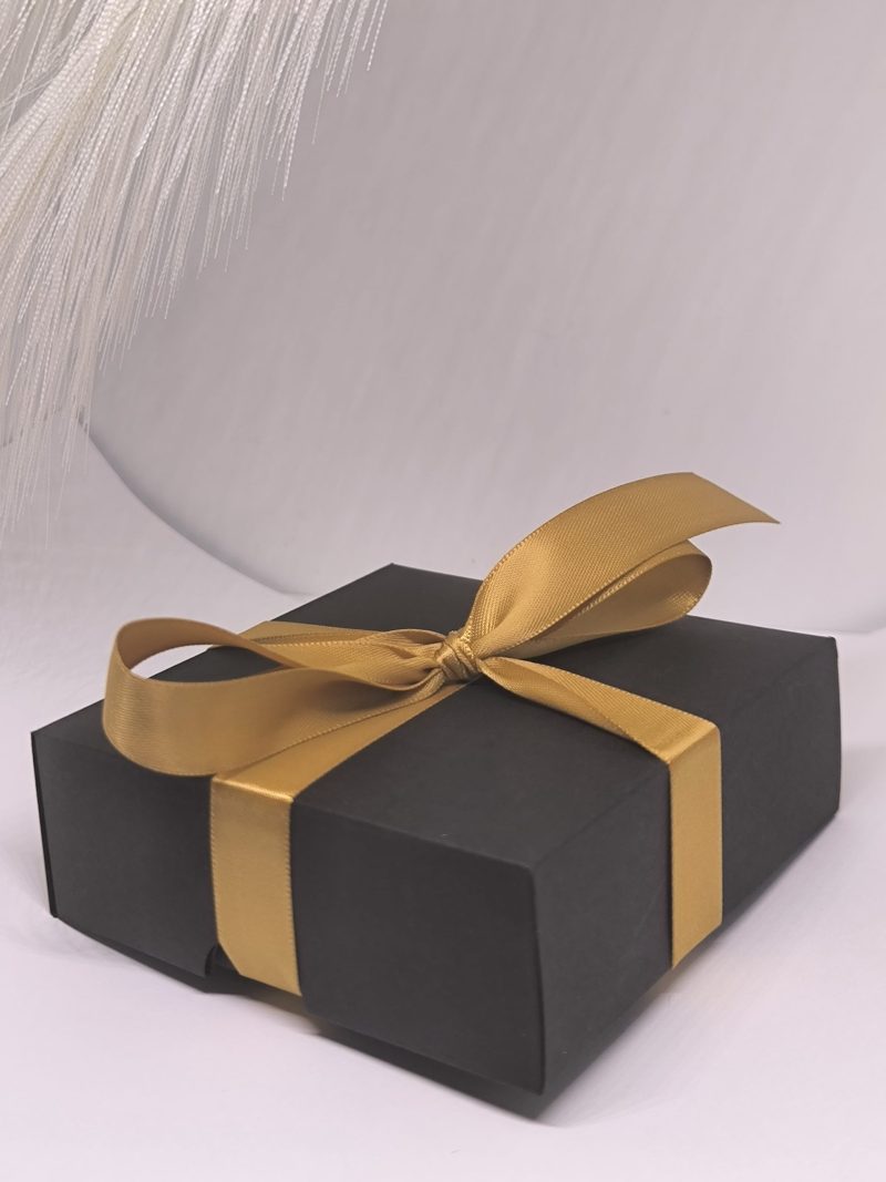 Must kingituse karp kuldse lindiga