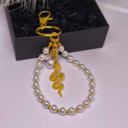 Käsitööna valminud käekotid ja võtmehoidja „Pärlikäärme“